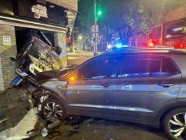 Carro capota e invade açougue após bater contra outro veículo no Tatuapé, Zona Leste de SP