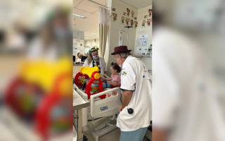 Após 5 anos tratando tendinite aguda, homem vira palhaço voluntário em hospital: 'Não penso em parar'