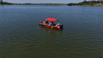 Bombeiros fazem buscas por homem que desapareceu após acidente entre barcos em rio de Sabino
