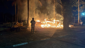 Incêndio destrói embarcação e mobiliza bombeiros em Caraguatatuba, SP