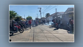 VÍDEO: grupo de motoboys destrói casa após discussão durante entrega em Mogi Mirim