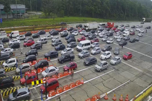 Motoristas encaram estradas cheias em direção ao litoral de SP no feriadão de Finados; veja o trânsito