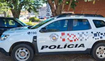 Pai é preso após atingir filho com garrafa de vidro durante discussão no interior de SP