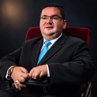 Advogado com AME que ouviu do pai 'se enxerga' usa experiência pessoal para defender pacientes no direito à saúde
