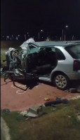 Carreta tomba e cai em ribanceira na SP-52, em Cruzeiro
