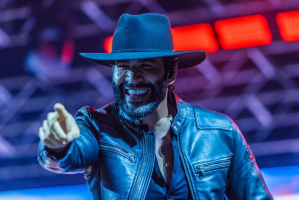 Gusttavo Lima vai de sofrência a Sweet Child O' Mine em show com direito a momento rave em rodeio no interior de SP