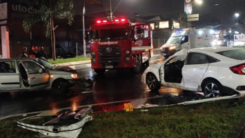 Duas pessoas ficam feridas em batida entre carros em cruzamento de Botucatu 
