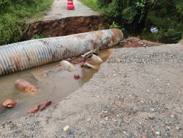 Chuva forte causa estragos em Santa Isabel; pontes desabam e carro cai em rio