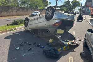 Carro capota e fica com as rodas para cima após motorista perder o controle em Presidente Prudente