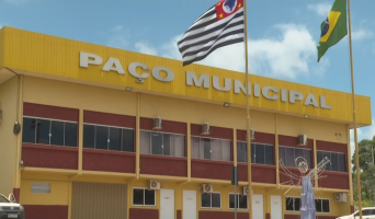 Servidora é investigada por bater ponto na prefeitura e ir trabalhar em escola de outra cidade no interior de SP