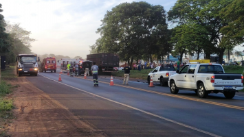 Motorista morre após carro bater de frente com caminhão em rodovia no interior de SP