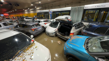 Com chuva forte em SP, ruas ficam alagadas, carros boiam no túnel do Anhangabaú e lago do Ibirapuera transborda