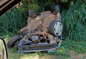 Motorista é socorrido com fratura grave após capotar carro em rodovia de Piraju