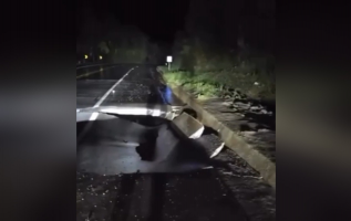 Trecho da SP-250 é liberado para veículos leves após erosão causada pela chuva em Guapiara
