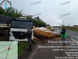 Carreta carregada com batatas tomba e espalha carga em rodovia de Itapetininga