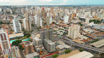 Motorista de aplicativo ameaça passageiros com arma falsa e grupo briga no meio da rua em Campinas