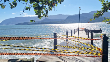 Ressaca do mar provoca interdição do Píer do Portinho, em Ilhabela