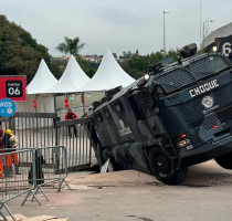VÍDEO: viatura do Choque tomba após calçada ceder em frente ao Morumbis antes de show de Harry Styles em SP