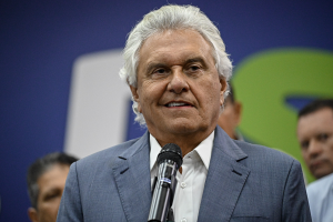 Caiado diz que desconfiança do eleitor com Flávio Bolsonaro por conversas com Vorcaro pode dividir votos da direita
