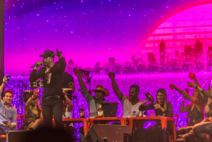 Zé Elias transforma palco em 'boteco', mistura arrocha e funk em show e promete amanhecer com público de rodeio interior de SP