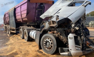Caminhoneiro fica preso às ferragens ao sofrer acidente em rodovia de Itaí