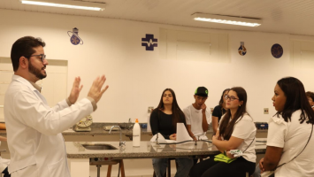 UNIFEB abre portas para estudantes conhecerem profissões