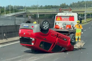 Carro capota após bater contra carreta na Anhanguera, em Campinas