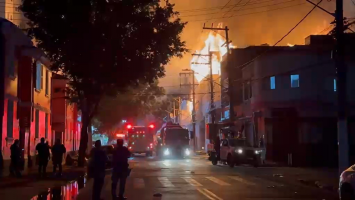 Incêndio de grandes proporções atinge fábrica no Brás, no Centro de SP