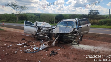 Batida frontal entre carros deixa um morto e três feridos na rodovia SP-261 em Boracéia