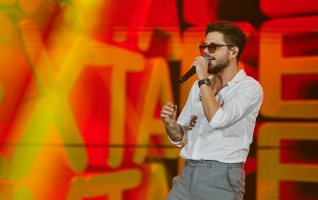 Com covers e até sucessos dos anos 80, Fred & Fabricio amanhecem no Ribeirão Rodeo Music 2026