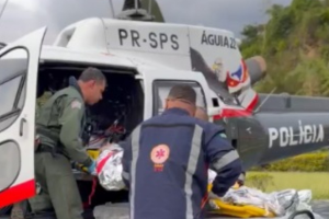 Homem é socorrido de helicóptero após cair e se afogar na Praia do Bonete, em Ilhabela
