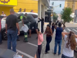 Jovem sofre convulsão ao volante e bate em 4 carros em Lins; vídeo