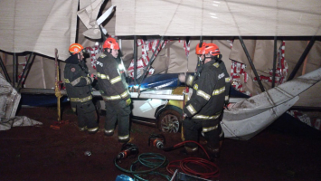 Caminhão tomba sobre van em rodovia no interior de SP