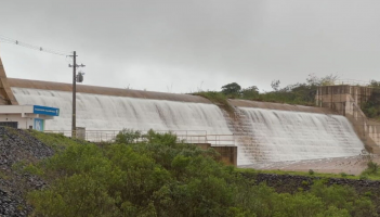 Volume de chuva faz represa do Rio Pardo transbordar pela primeira vez desde a inauguração em Botucatu