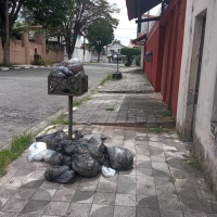 Moradores da região central de Suzano reclamam da falta de coleta de lixo