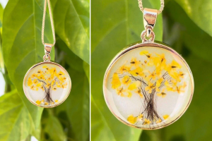 Artesã cria colar com cabelos da família de cliente e pétalas de ipê-amarelo: 'Carrega história e propósito'