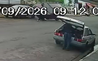 VÍDEO: homem se agarra a capô de carro em movimento e é arremessado após batida em Agudos