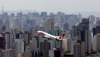 Avião da Gol retorna ao pátio de Congonhas a pedido da polícia, e três homens são presos após apresentação de documento falso