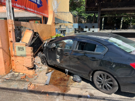 Carro com seis jovens bate em dois postes e deixa feridos em Campinas