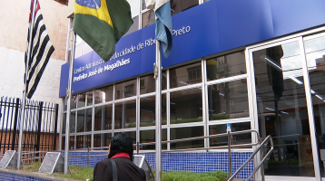Brasileira diz não ver saída para recuperar filho levado há 4 anos ao Egito e pensa em desistir: 'Não consegui nada'