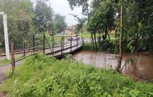 Ponte é interditada temporariamente após chuva elevar nível de rio em Fartura