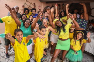 Fora do agito da Fan Fest e da Vila Madalena, moradores do Capão Redondo, em SP, se juntam para o 2º jogo do Brasil na Copa; FOTOS