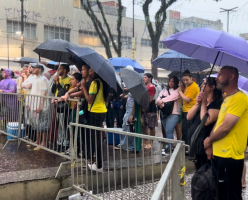 Apesar da chuva forte, torcedores de Mogi movimentam Largo do Rosário na segunda partida do Brasil pela Copa do Mundo
